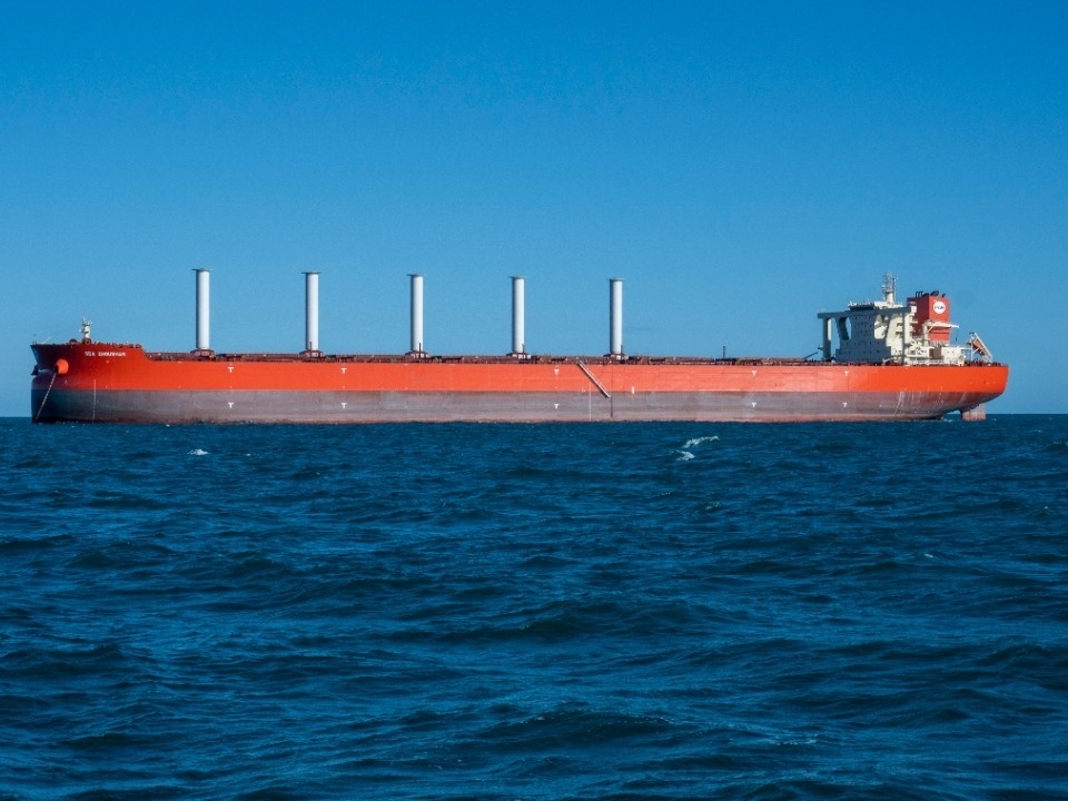 Navios com velas rotativas, ou rotores Flettner, utilizam cilindros giratórios verticais impulsionados por motores elétricos que, ao interagir com o vento lateral, geram força de propulsão (efeito Mag